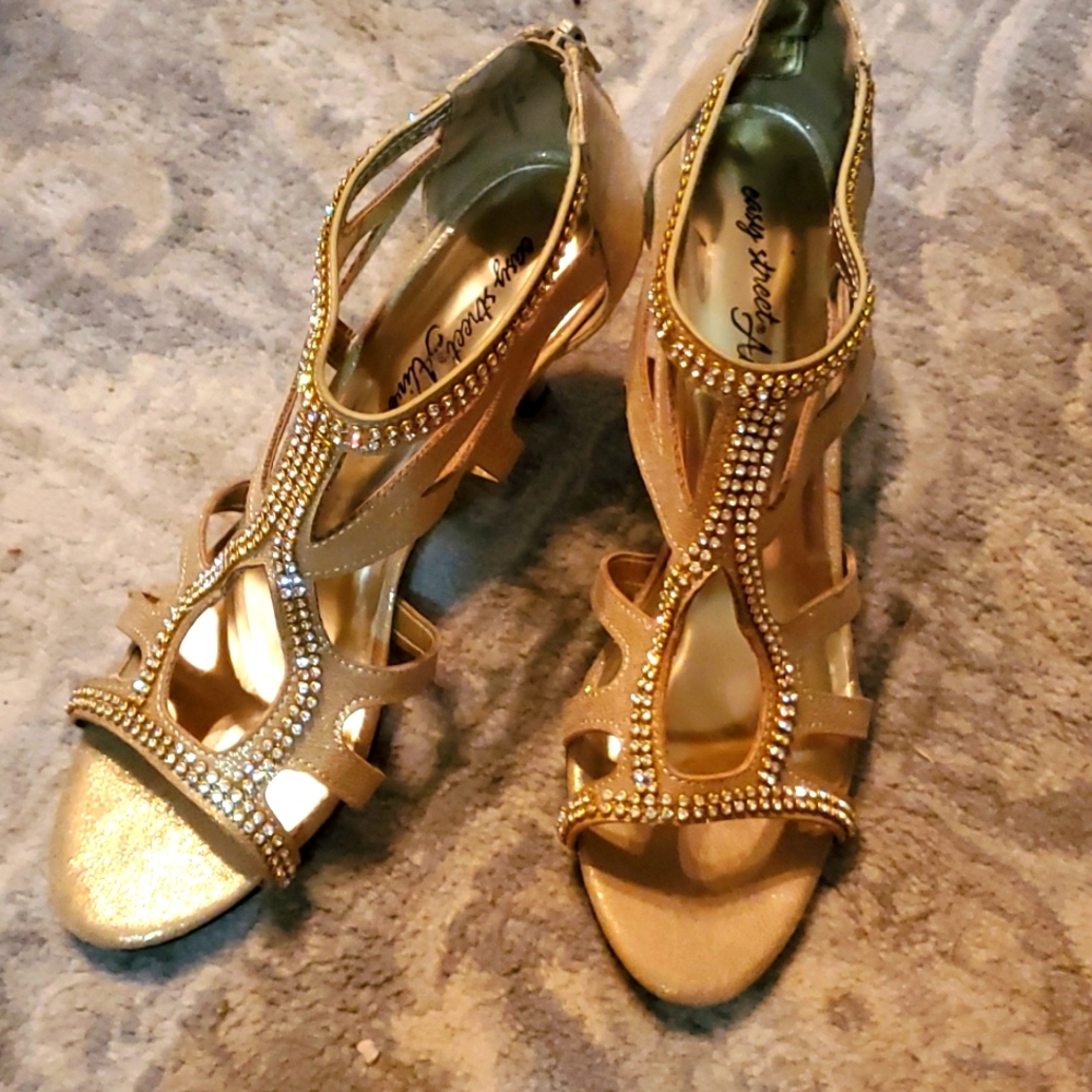 Womens Low Heels. Size 8.